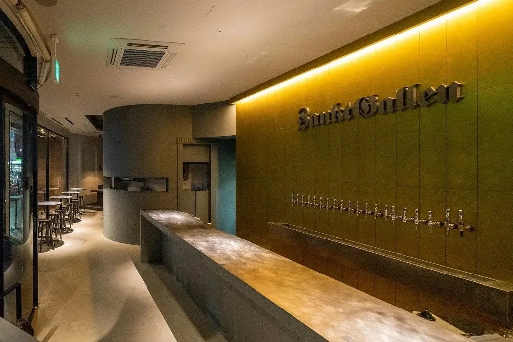 ビールタップが並ぶバーの店内