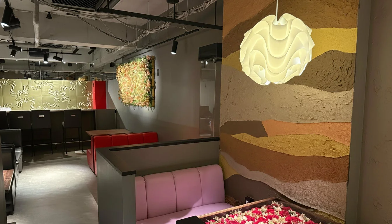 モダンな内装のレストランまたはバーの様子