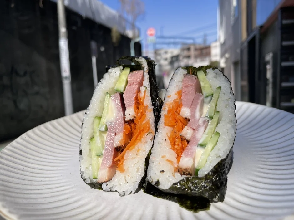 ハム、きゅうり、人参などの具材がたっぷり詰まったおにぎらず