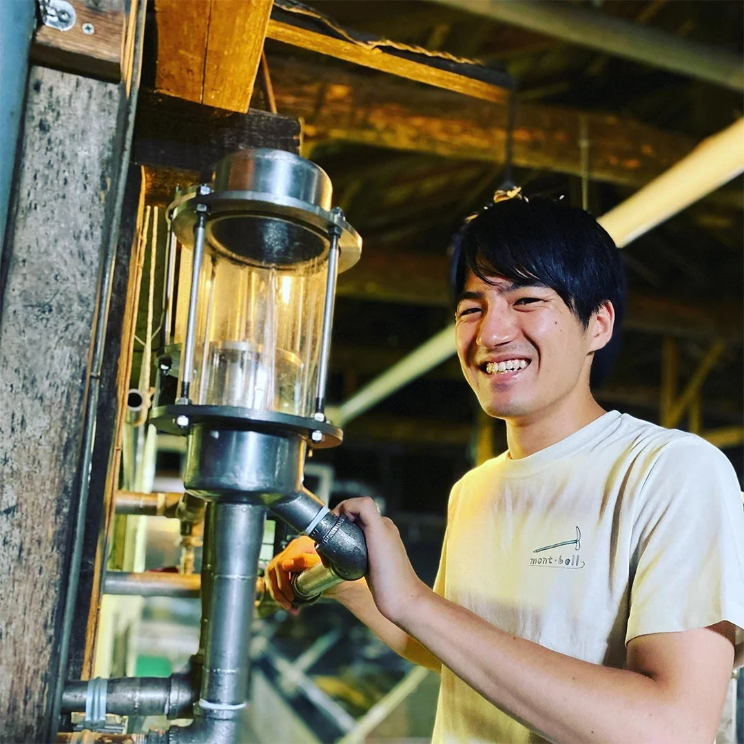 工業機械の前に立つ男性