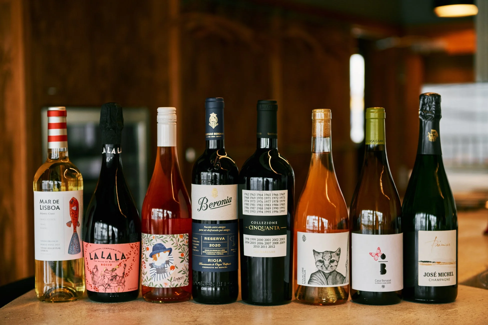 様々な種類のワインボトルが並べられたカウンター