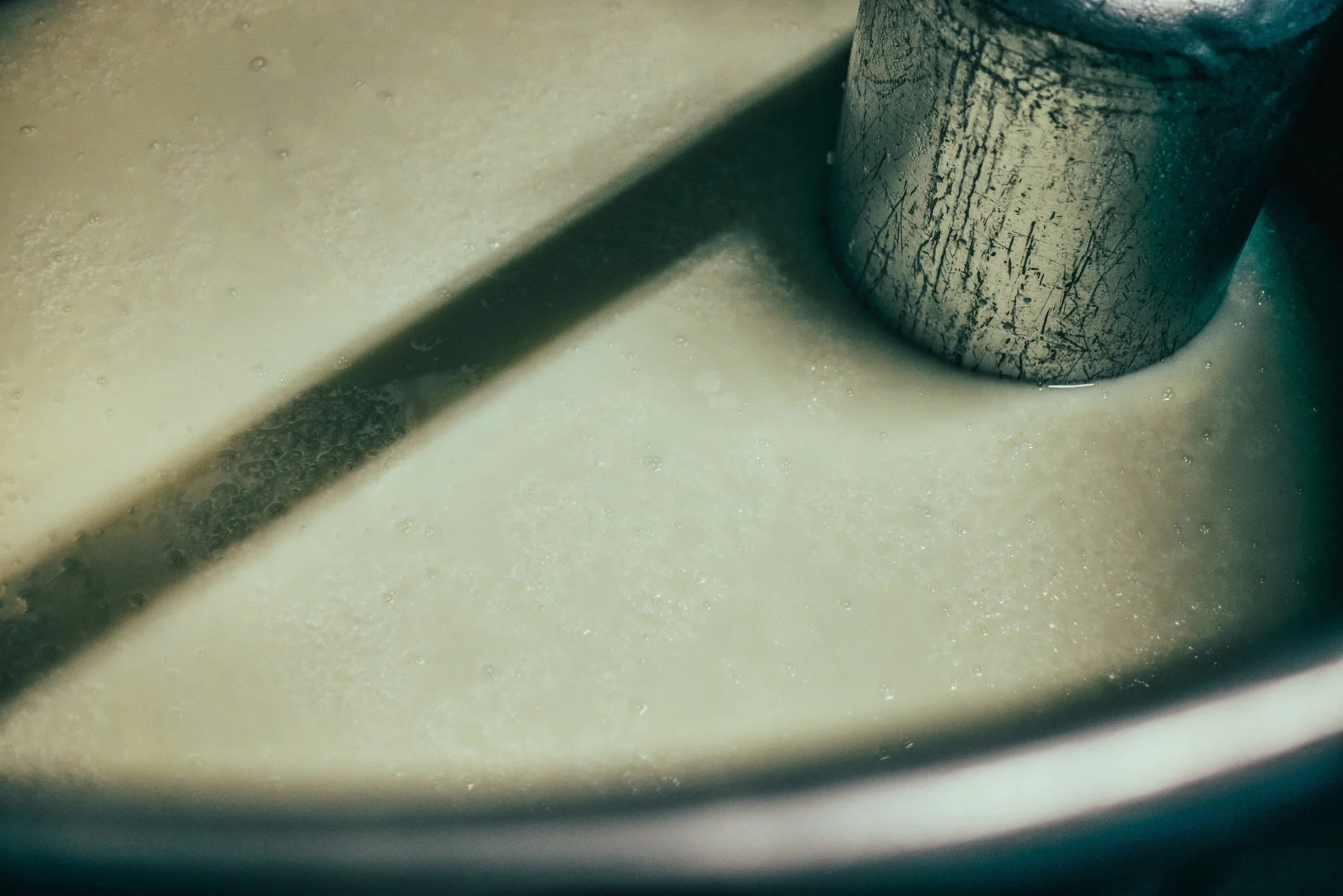 酒造りの様子を思わせる画像