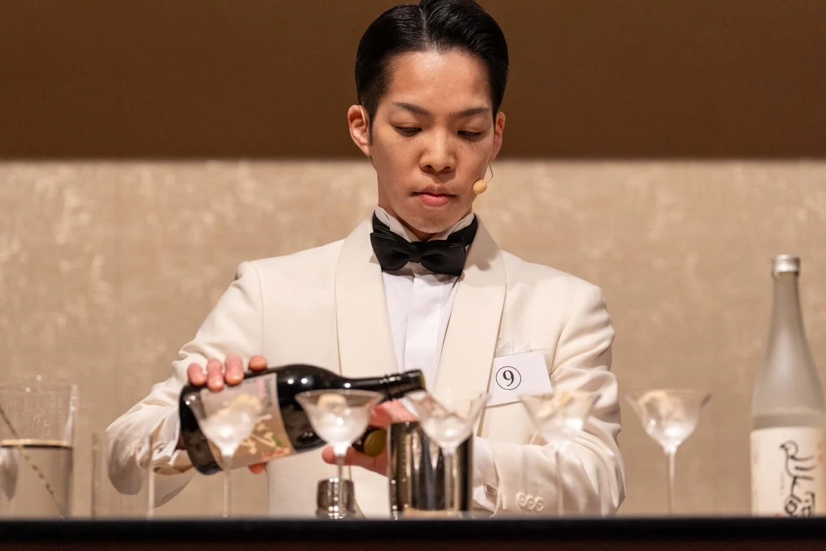 カクテルを作る吉澤翔太氏