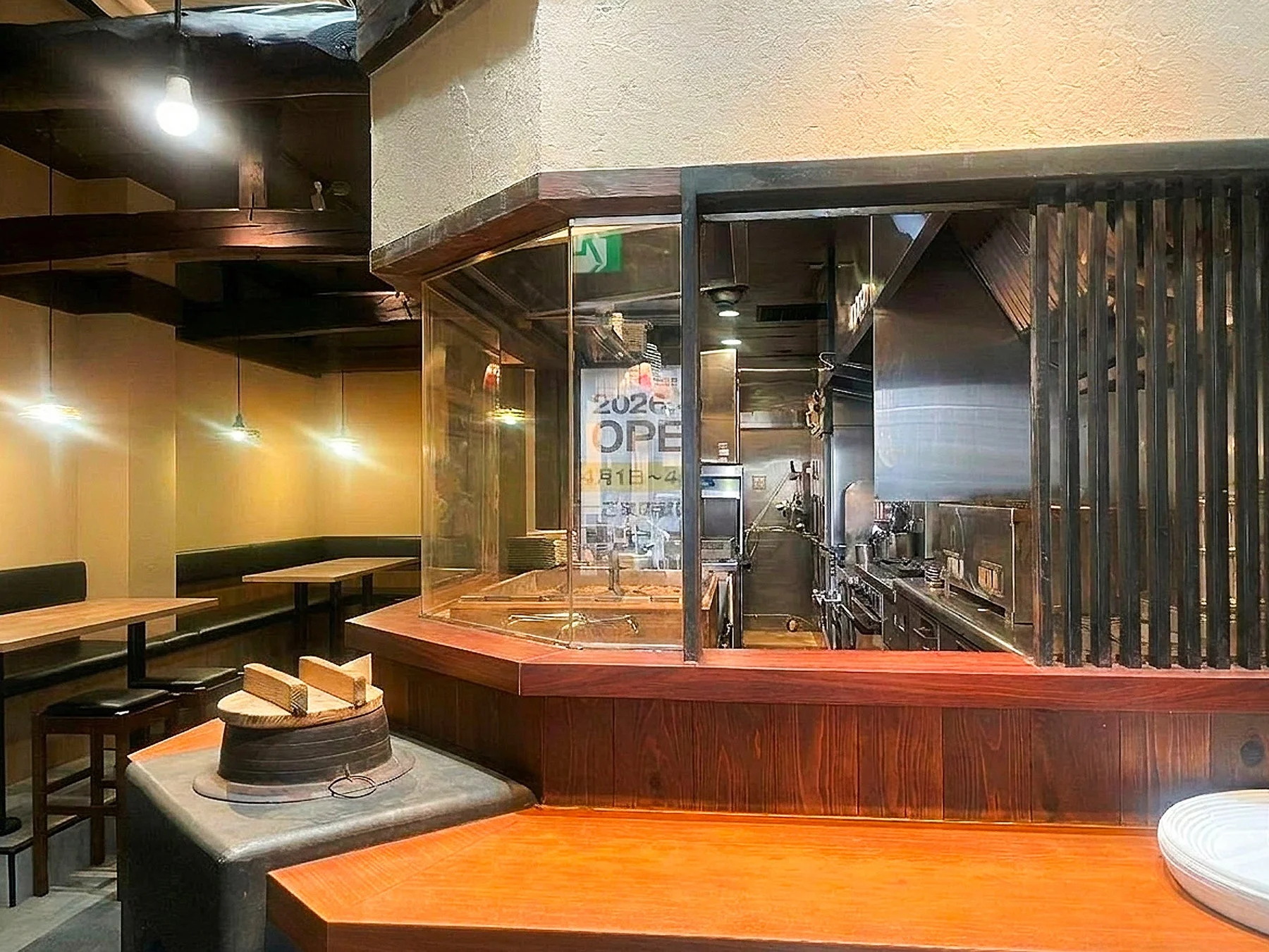 和モダンな雰囲気の飲食店内部と釜