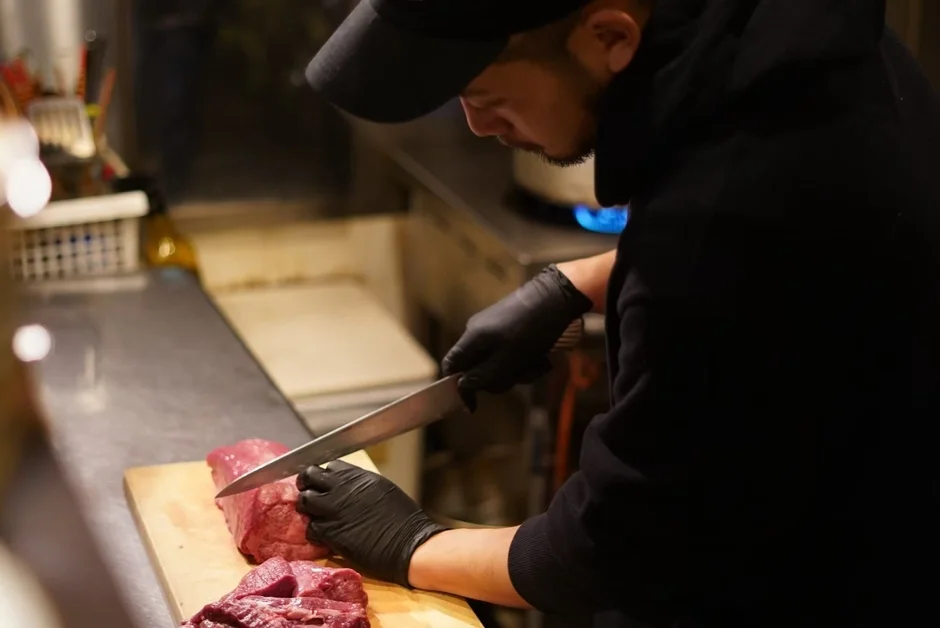 肉を捌く料理人