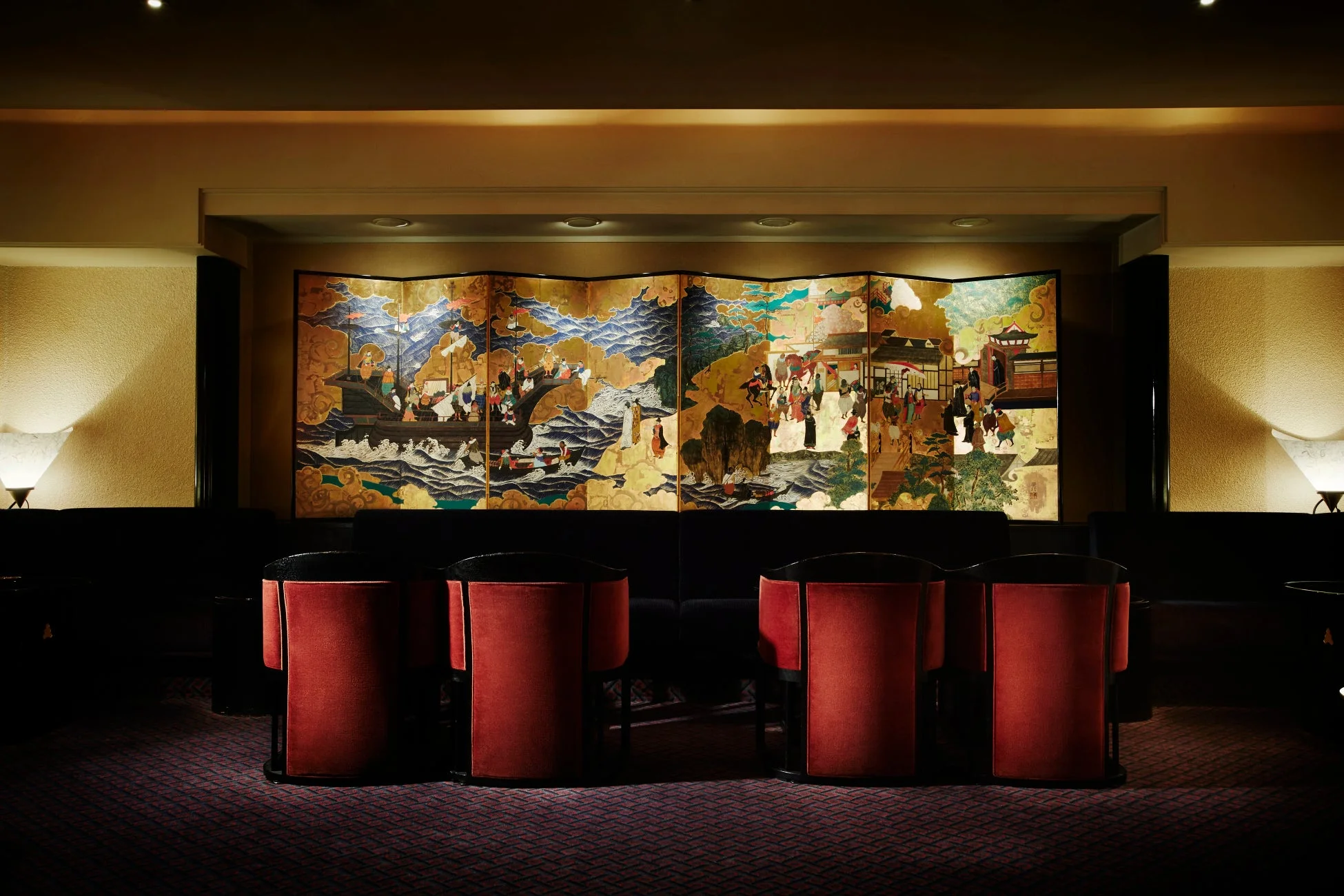 伝統的な日本画が描かれた豪華なラウンジ空間