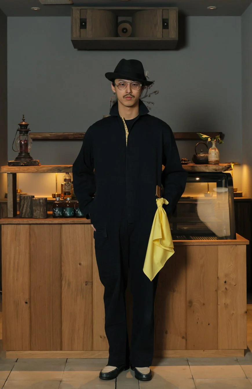 ツナギを着た男性