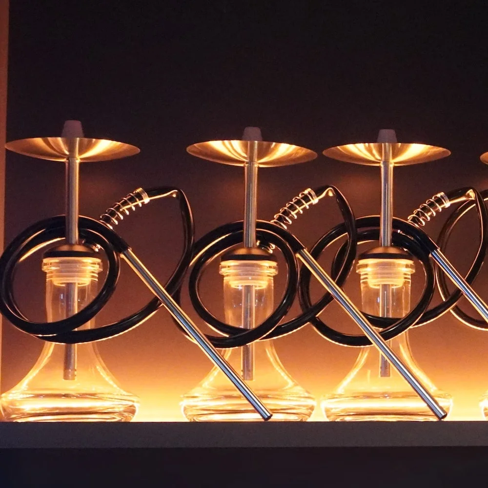 温かい間接照明に照らされたモダンなシーシャ