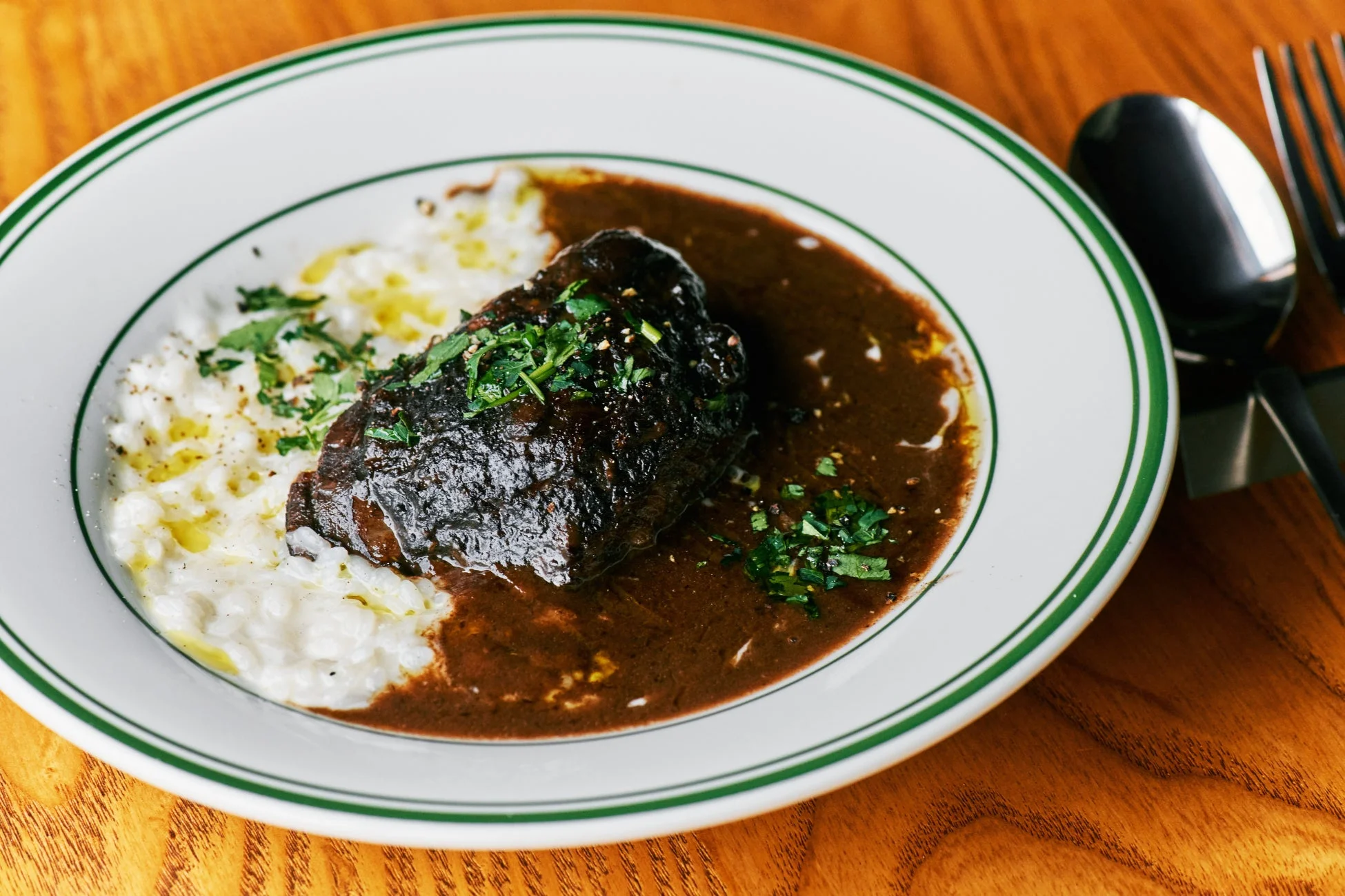 濃厚な煮込み肉とクリーミーなリゾット