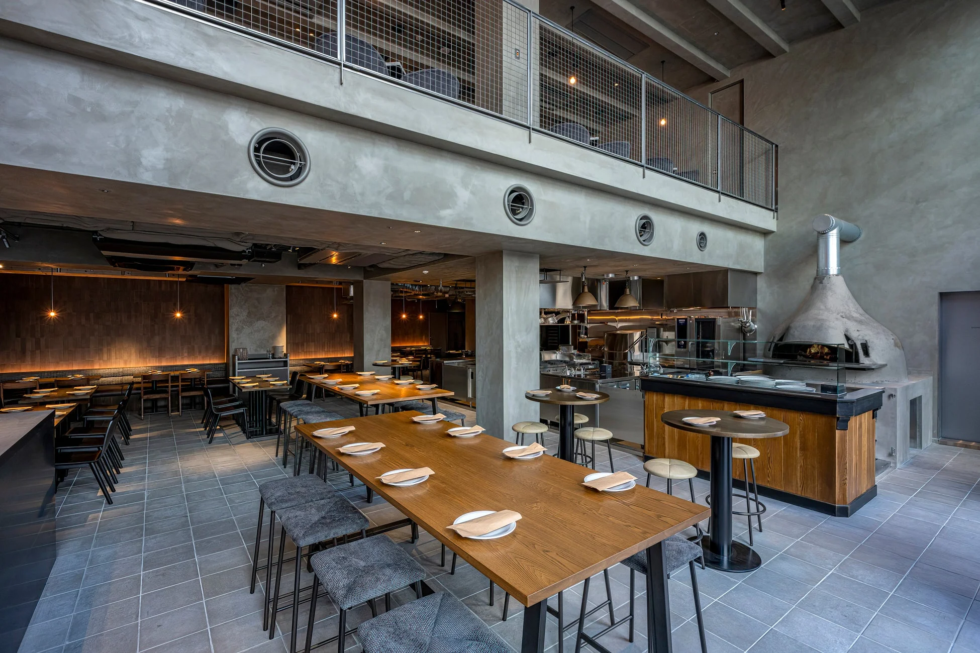 レストラン内部、ピザ窯あり