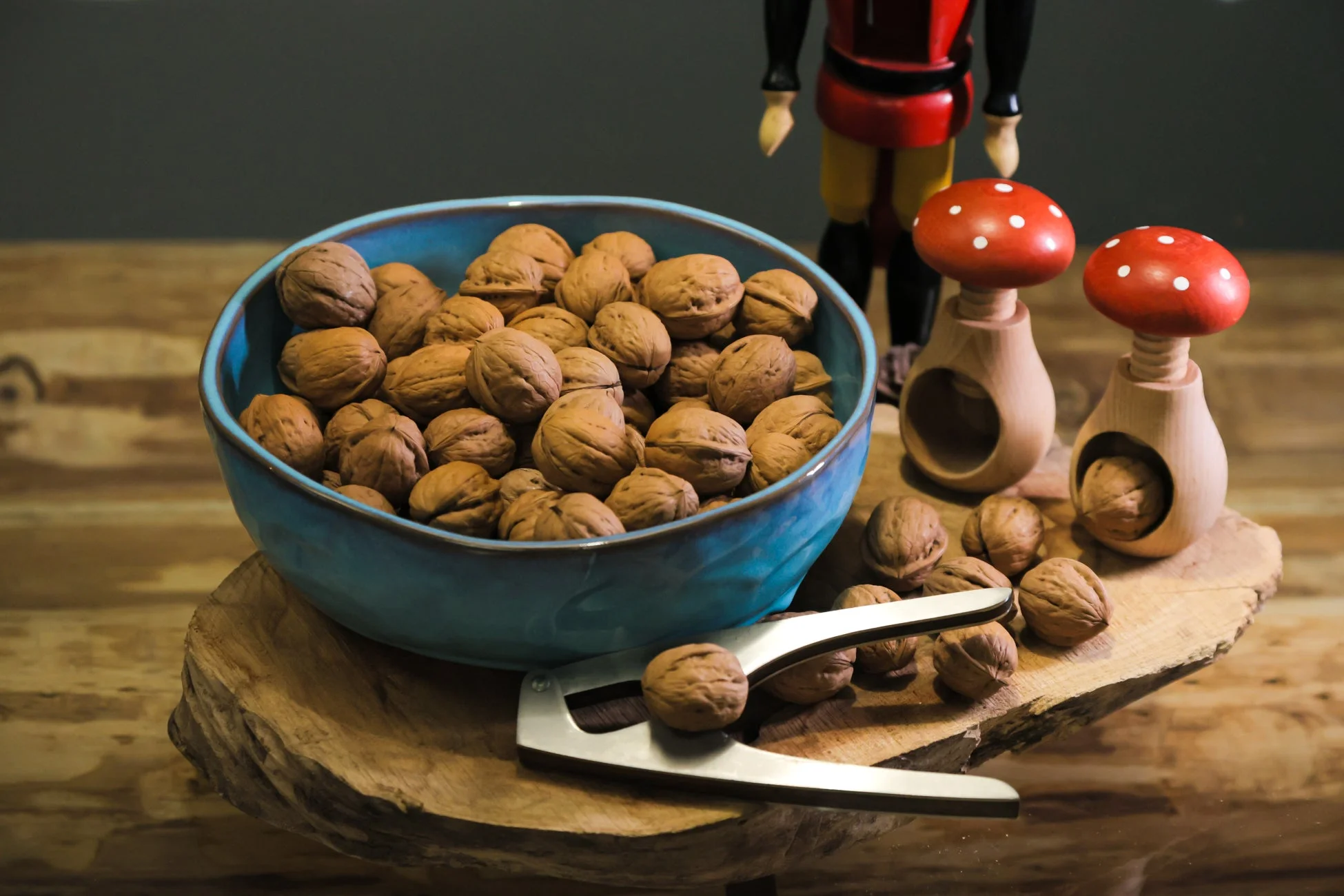 殻付きクルミとくるみ割り器