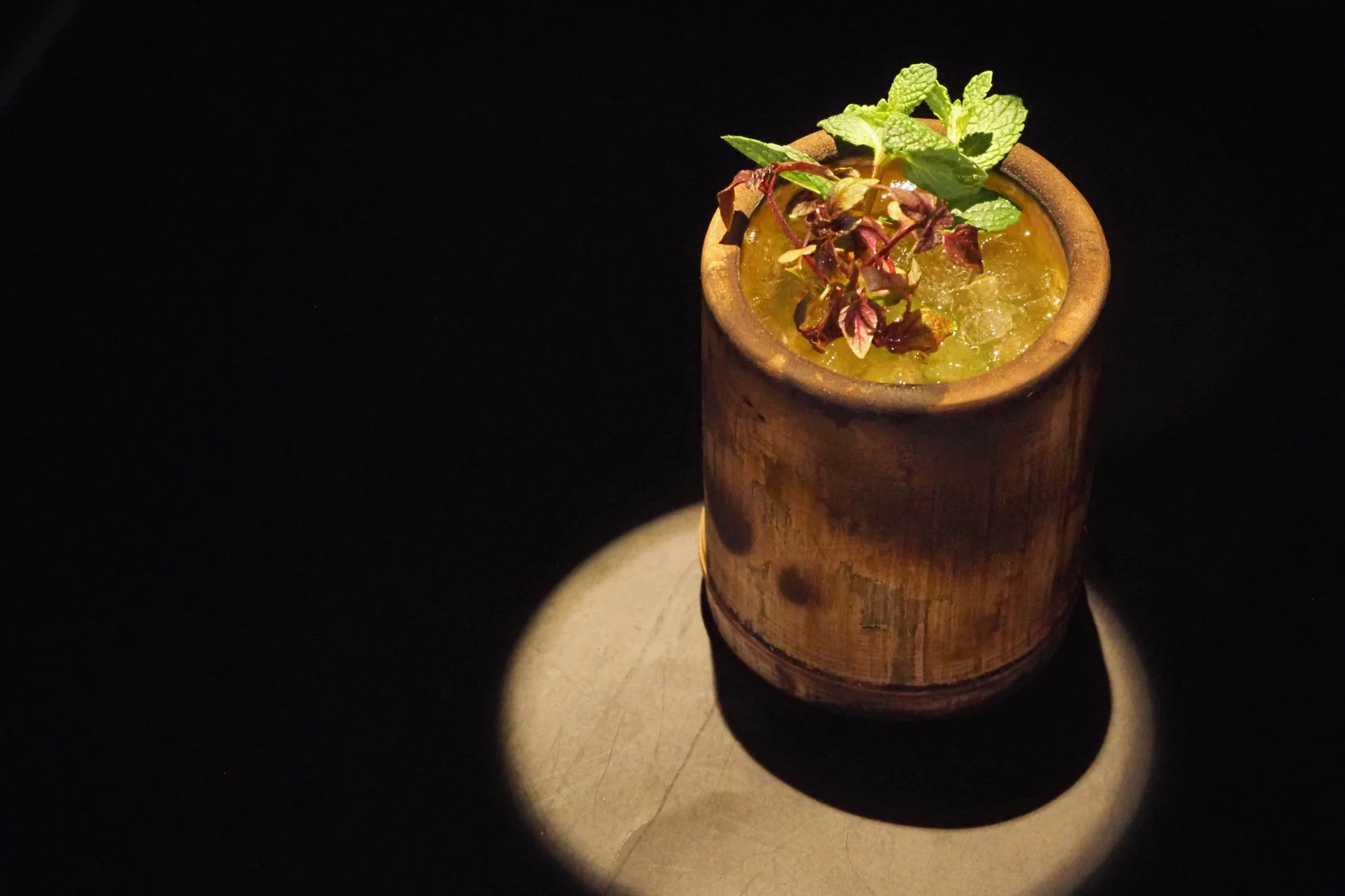 竹筒に入ったカクテル