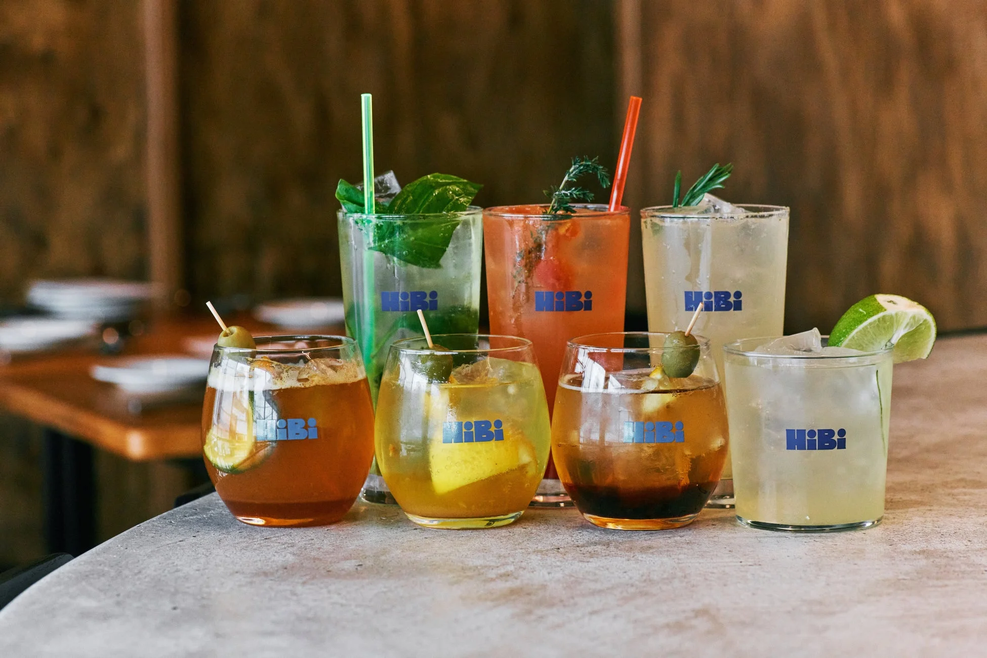 様々な色と種類のカクテルが並べられた様子