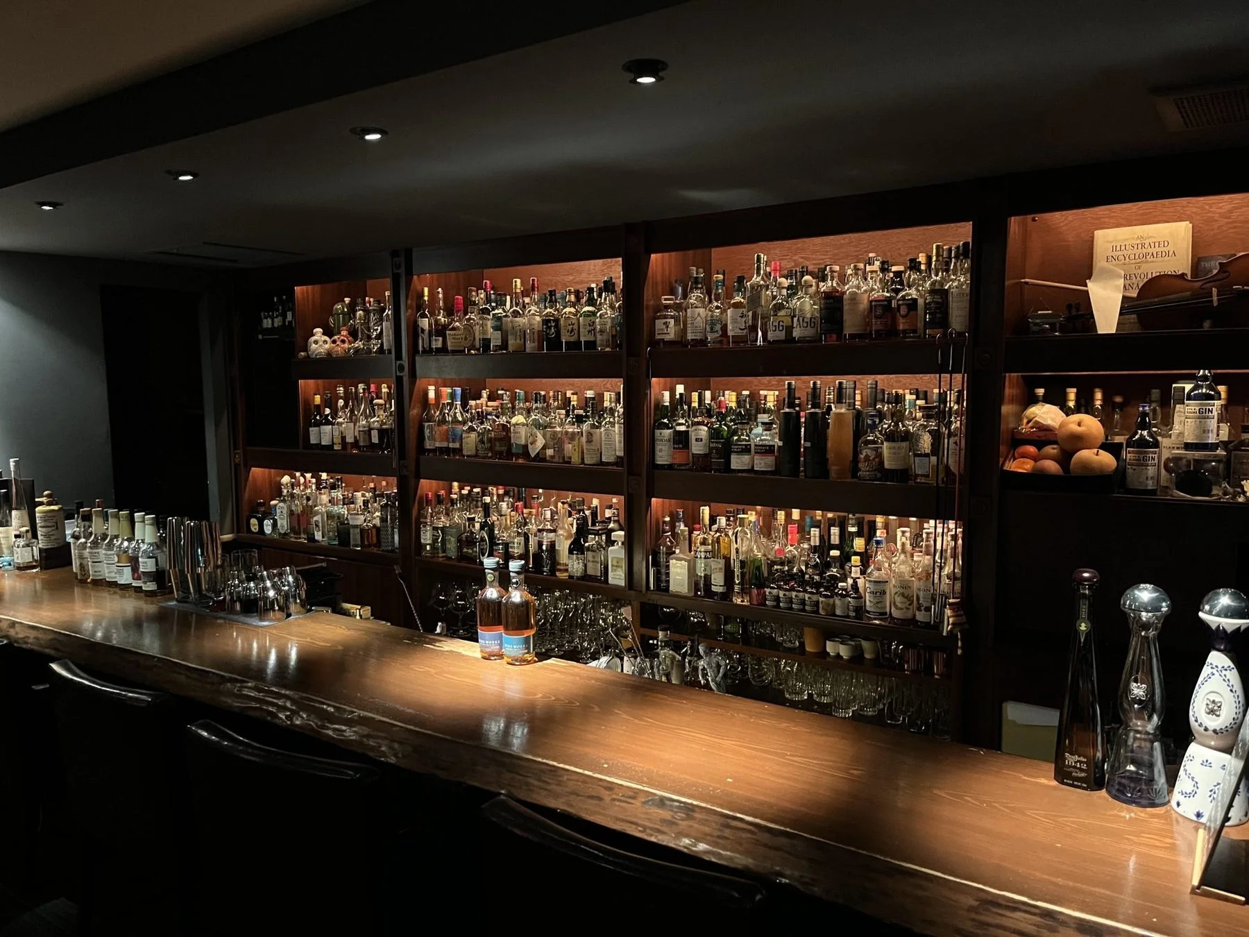 薄暗い照明のバー