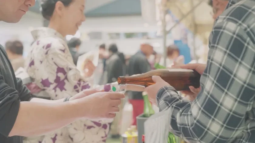 åé
ãã§ã¹ã®æ§åã人ã
ãã°ã©ã¹ãæã«äº€æµ