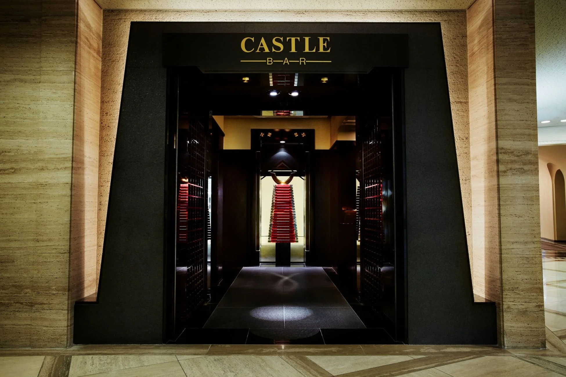 「CASTLE BAR」と書かれた高級感のあるバーのエントランス