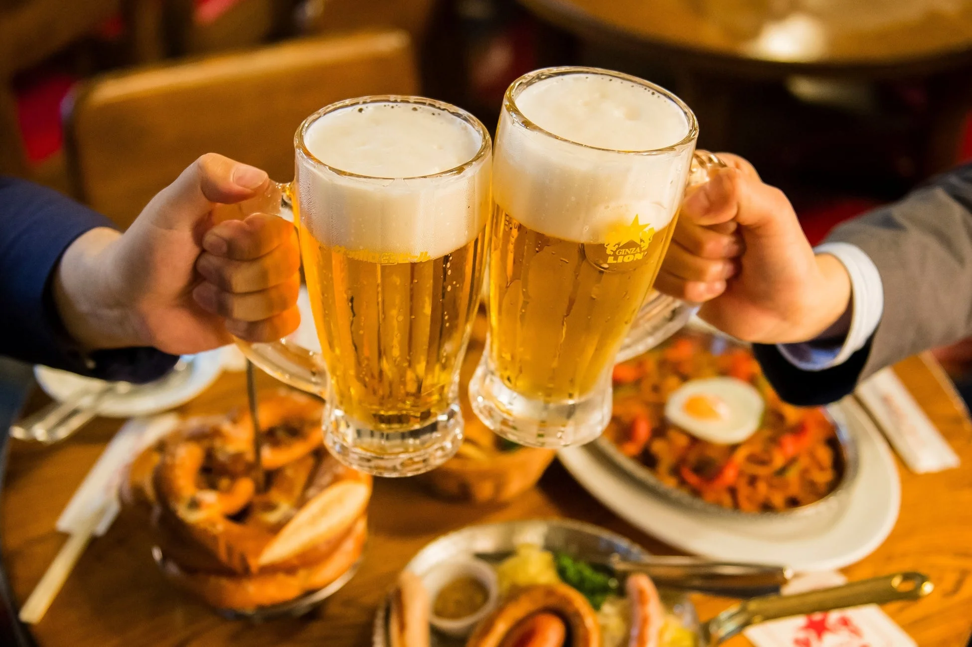 銀座ライオンの食事風景