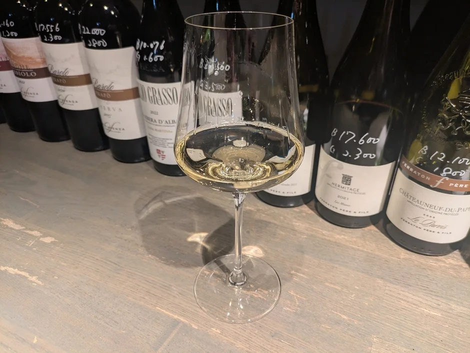 ワイングラスとボトル