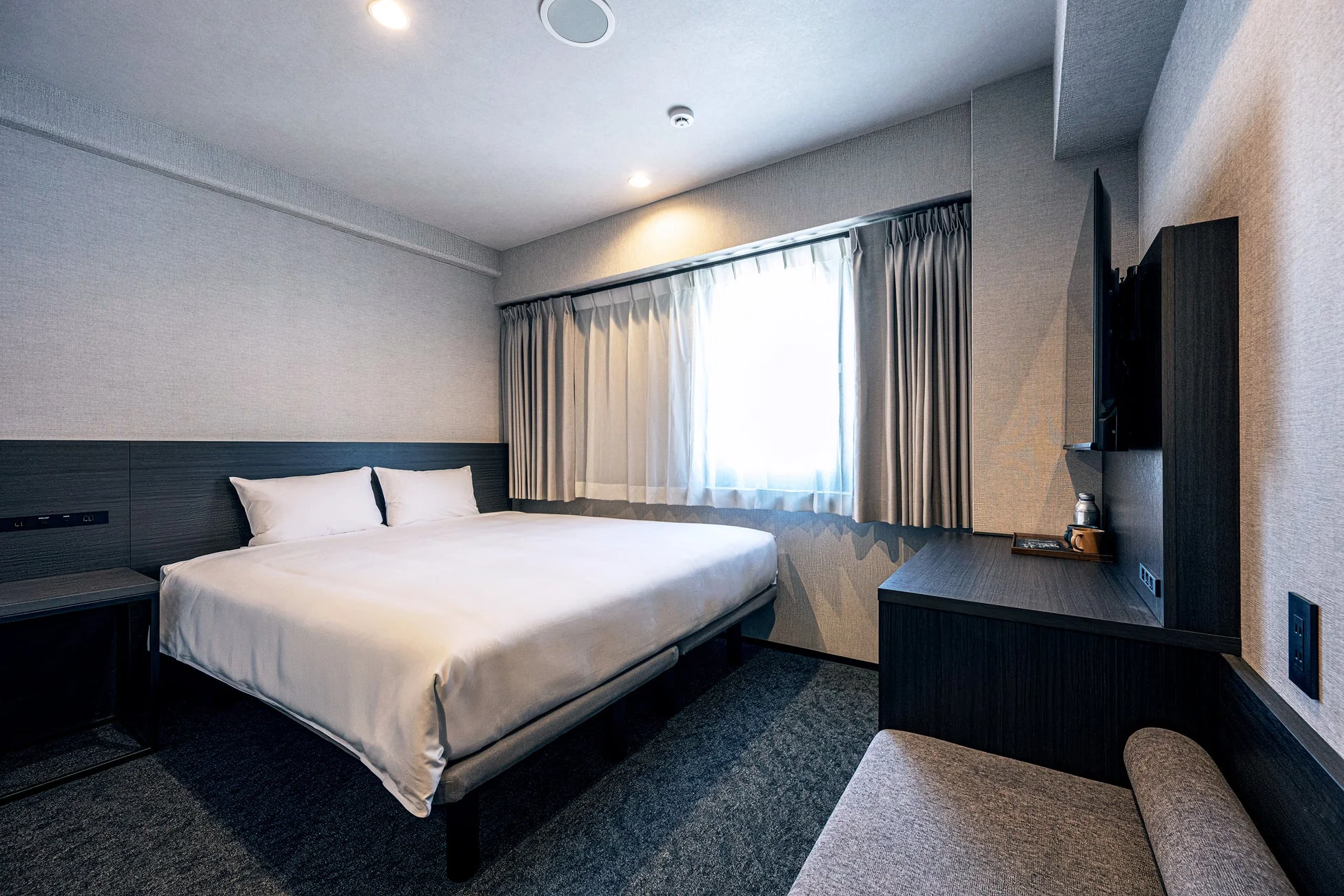 ダブルベッドとソファの客室