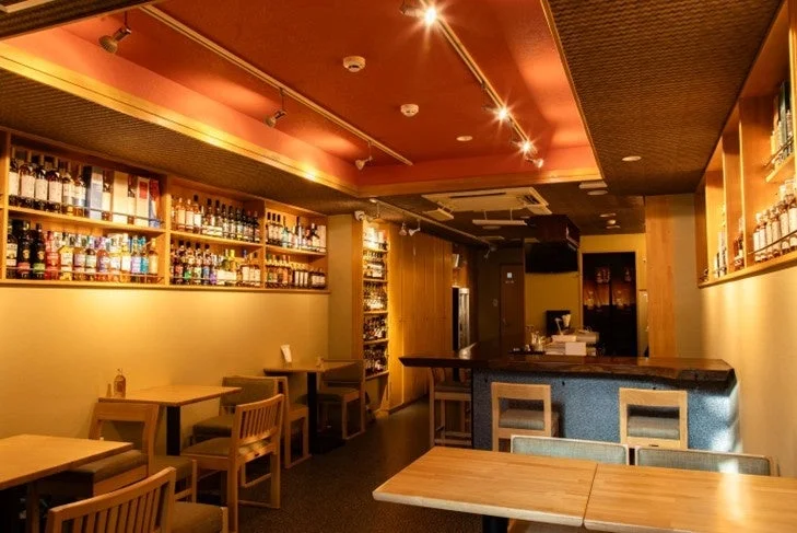 ウイスキーボトルが並ぶバーカウンター