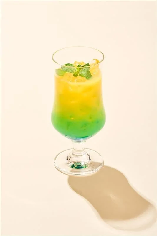 黄色と緑のグラデーションが美しい爽やかなドリンク