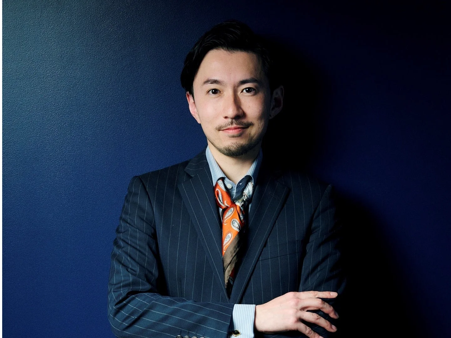 男性、ポートレート、スーツ、ストライプ、スカーフ、ビジネス、ファッション、ヒゲ、日本人、青い背景、スタジオ撮影