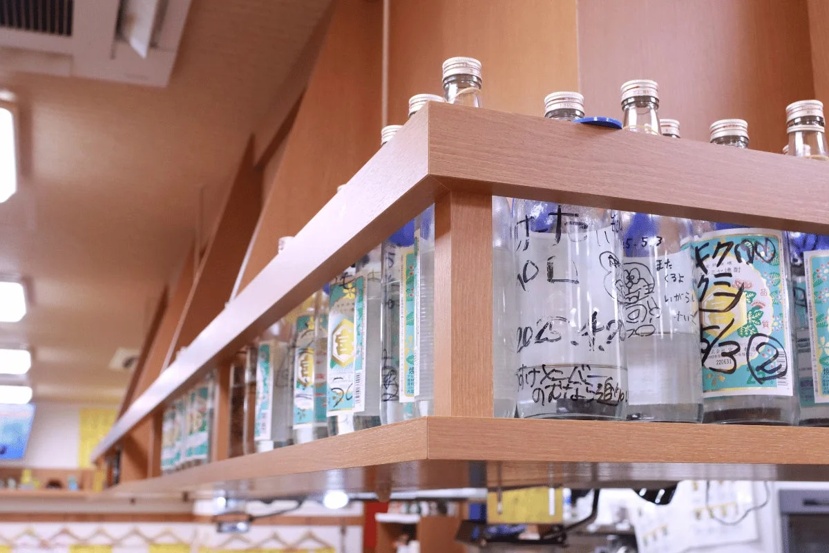 ボトルキープされた焼酎の棚