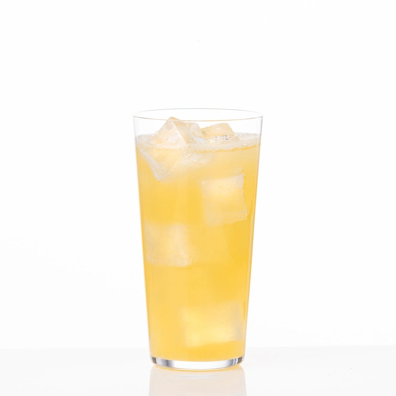 グラスに注がれた梅酒ソーダ