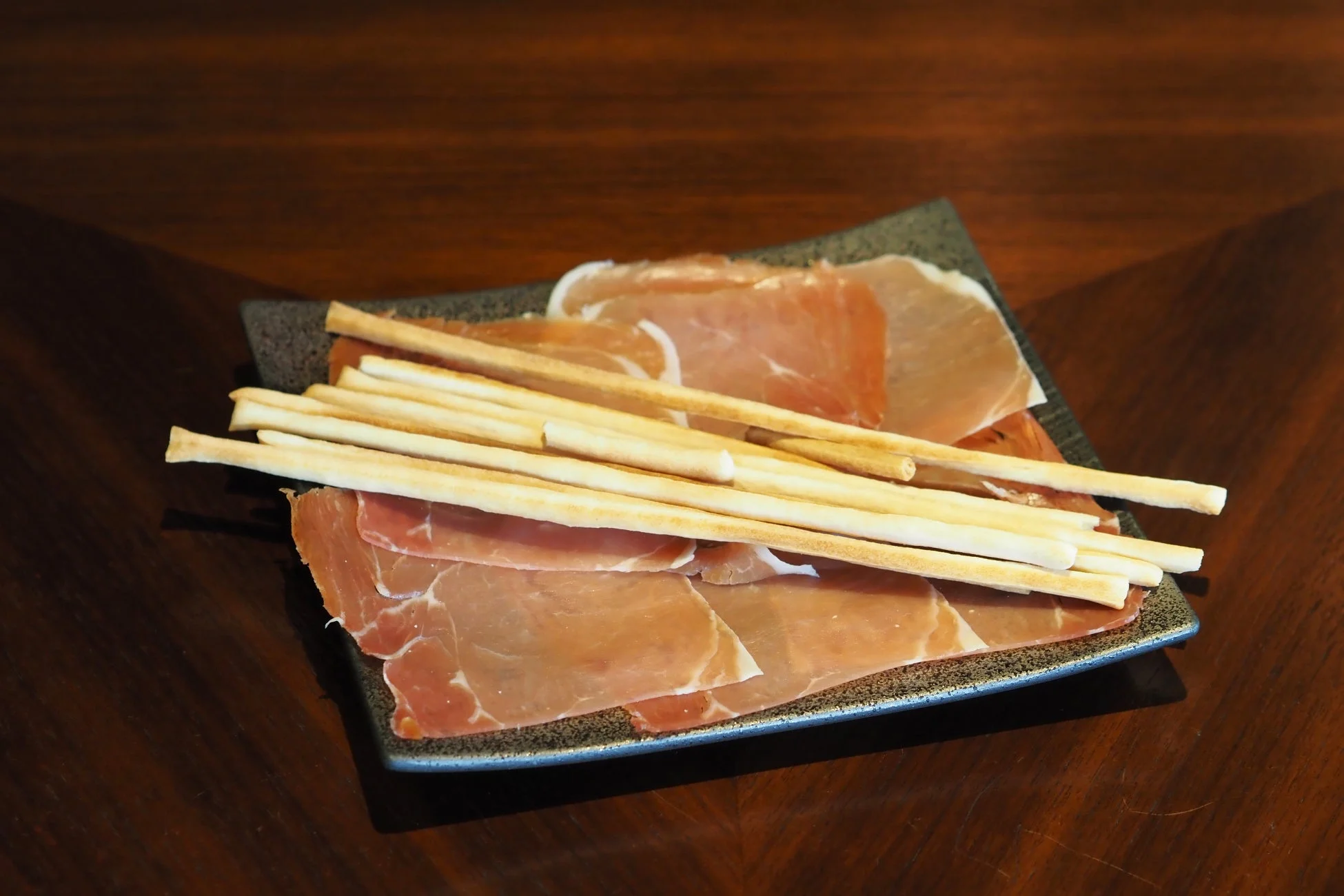 生ハムとグリッシーニ