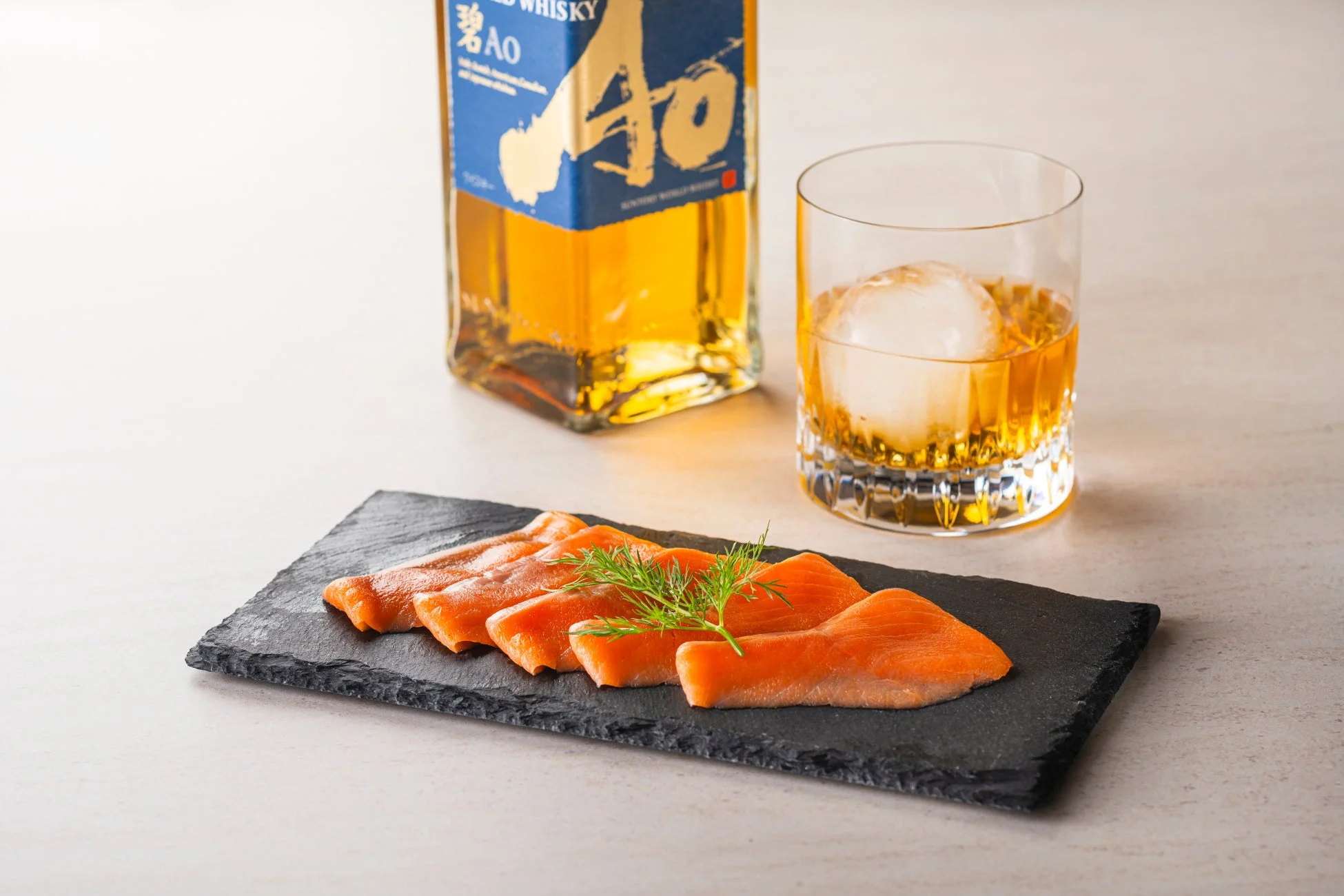 ウイスキーとサーモンの刺身