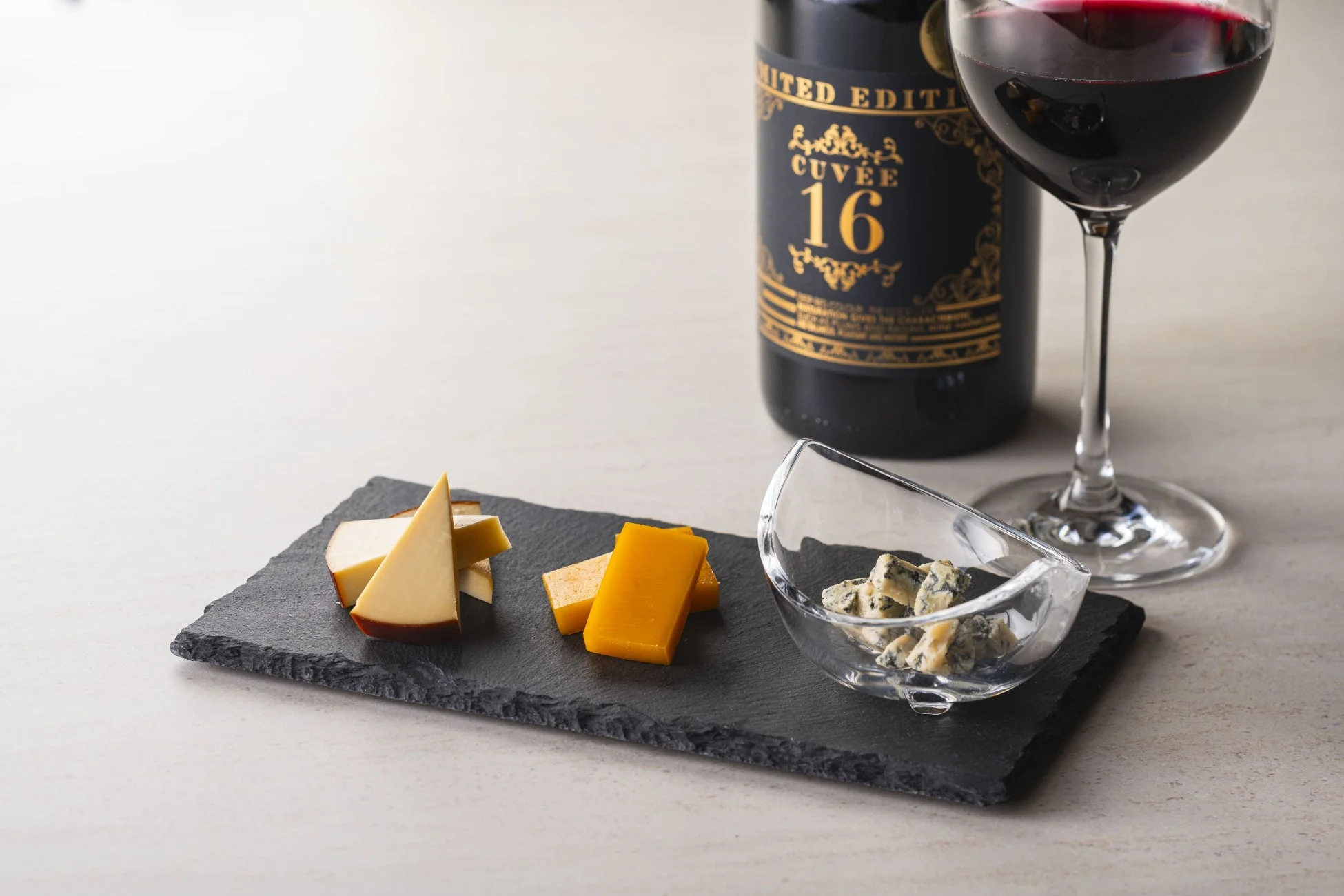 チーズと赤ワインのプレート
