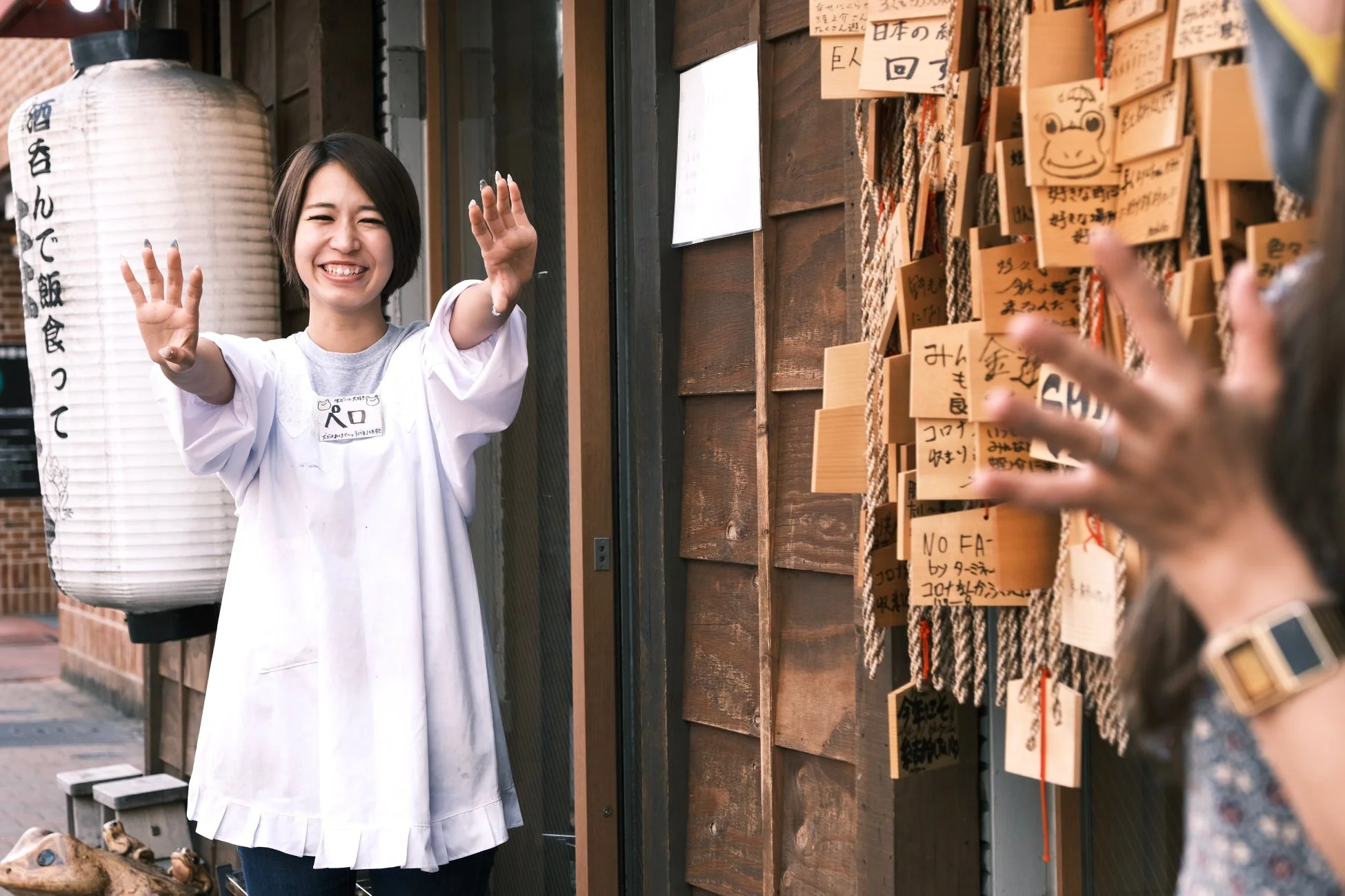 笑顔で歓迎するスタッフ