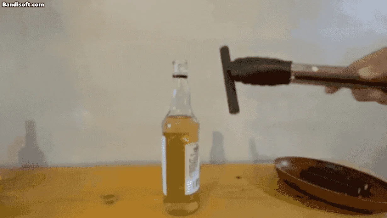 木製のテーブルに置かれたボトルを、手が栓抜きを使って開けようとしている瞬間を捉えた画像