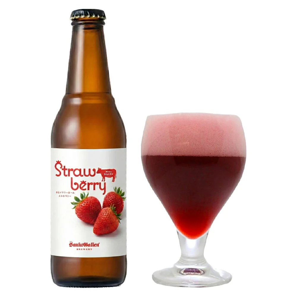 「Strawberry Whey Sour Ale」のボトルと、赤い液体にピンク色の泡が乗ったグラス