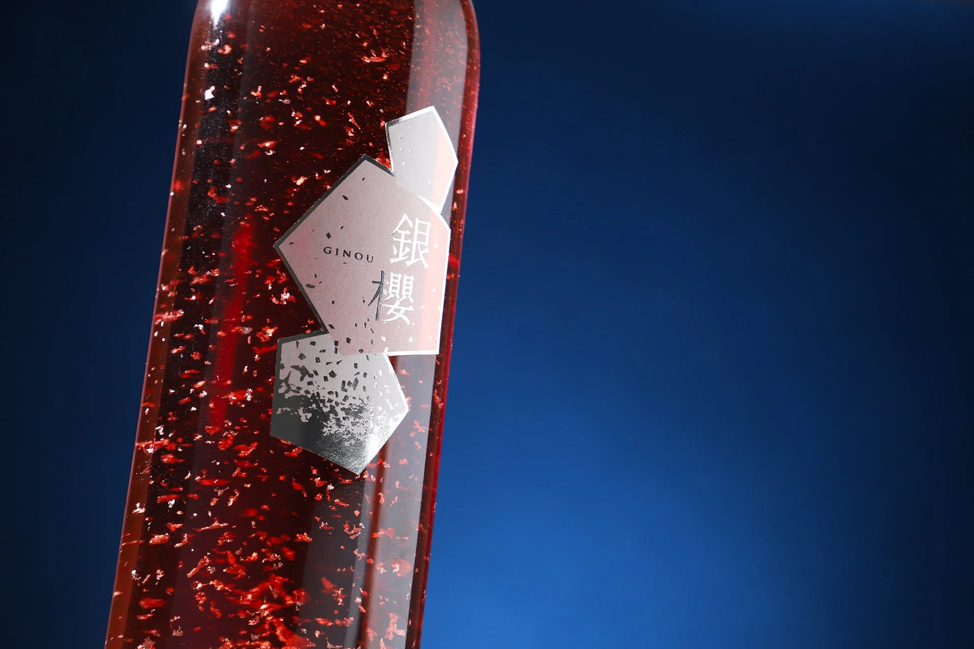 銀箔が舞うボトル