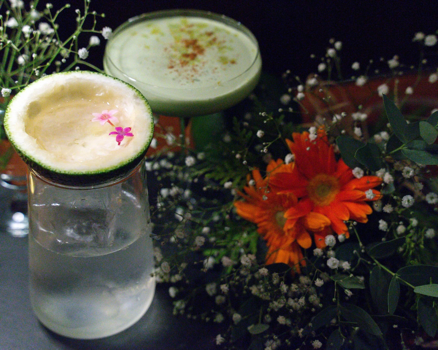 ライムと花で飾られたカクテル