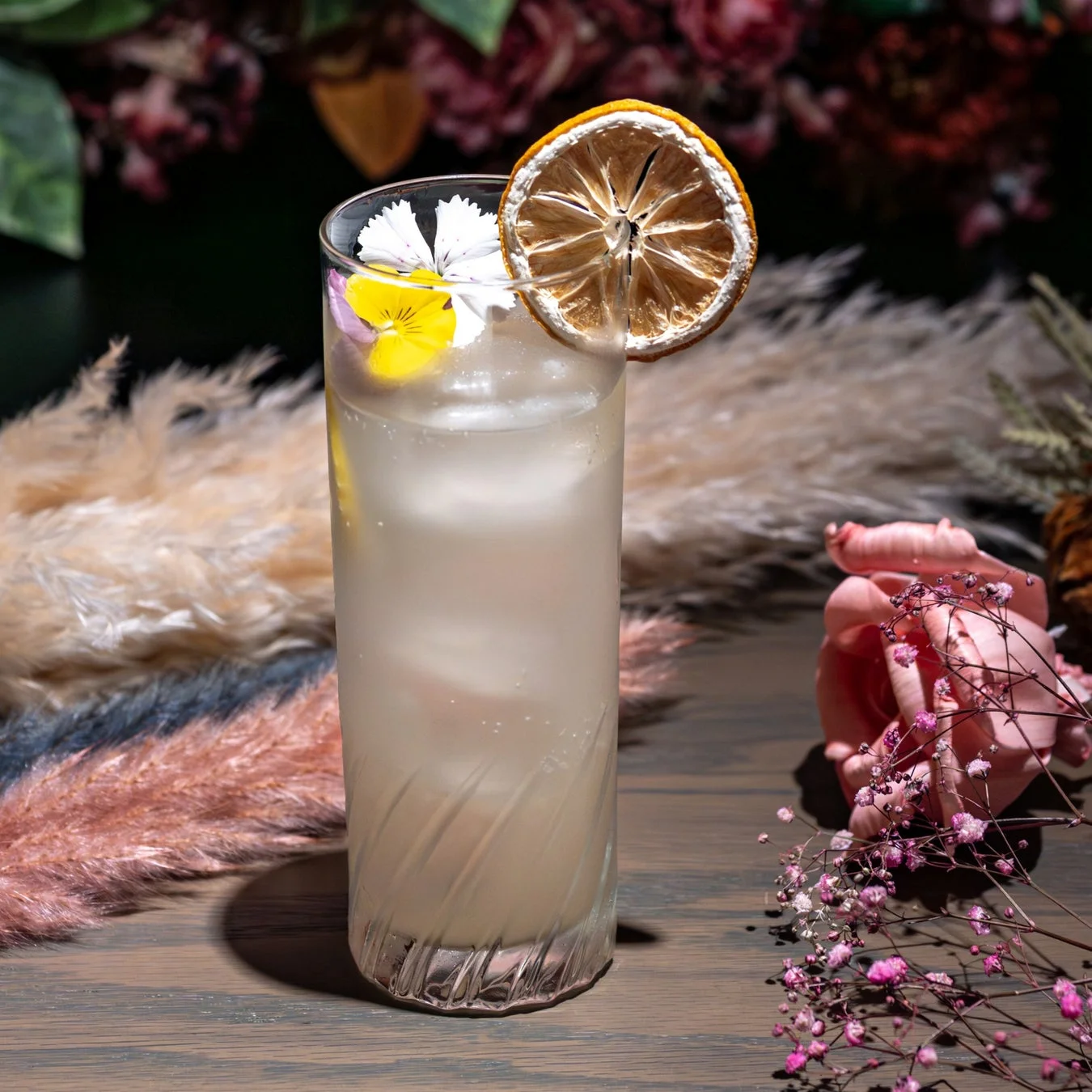 氷が入った淡い色のカクテル