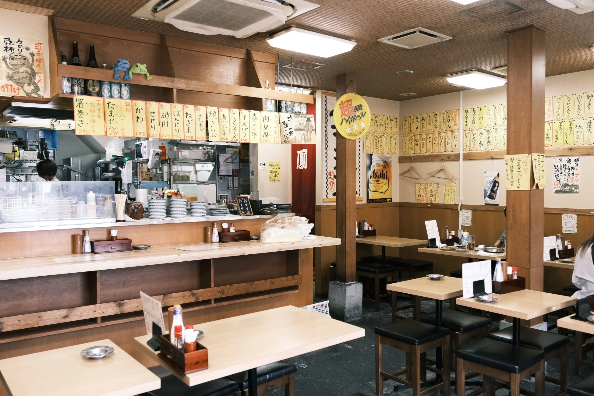 活気ある店内とカウンター席