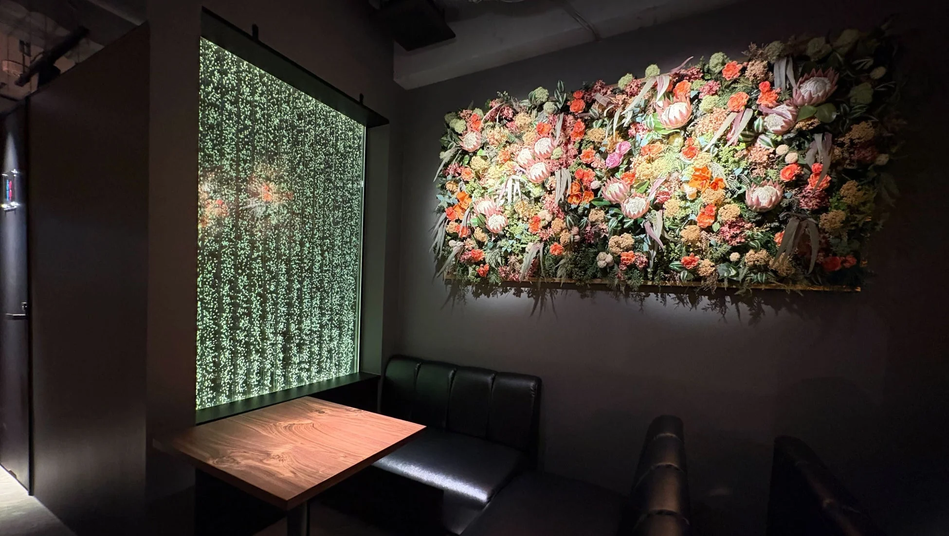 間接照明が特徴的なモダンなレストランまたはバーの個室空間