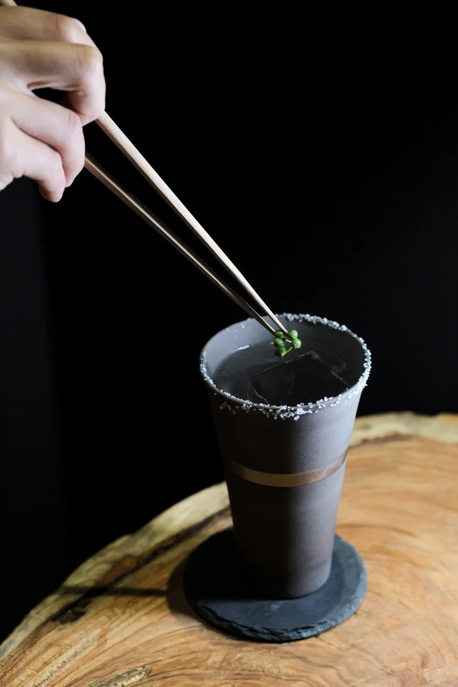 カクテルに実を飾る手