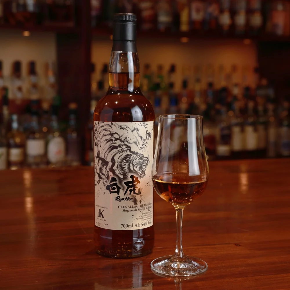 白虎 グレンアラヒーのボトルとグラス