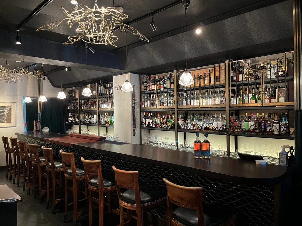 バーカウンターに並ぶ酒瓶