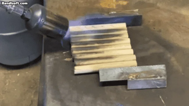 トーチを使って木材の棒を炙り、表面を焦がしている作業風景