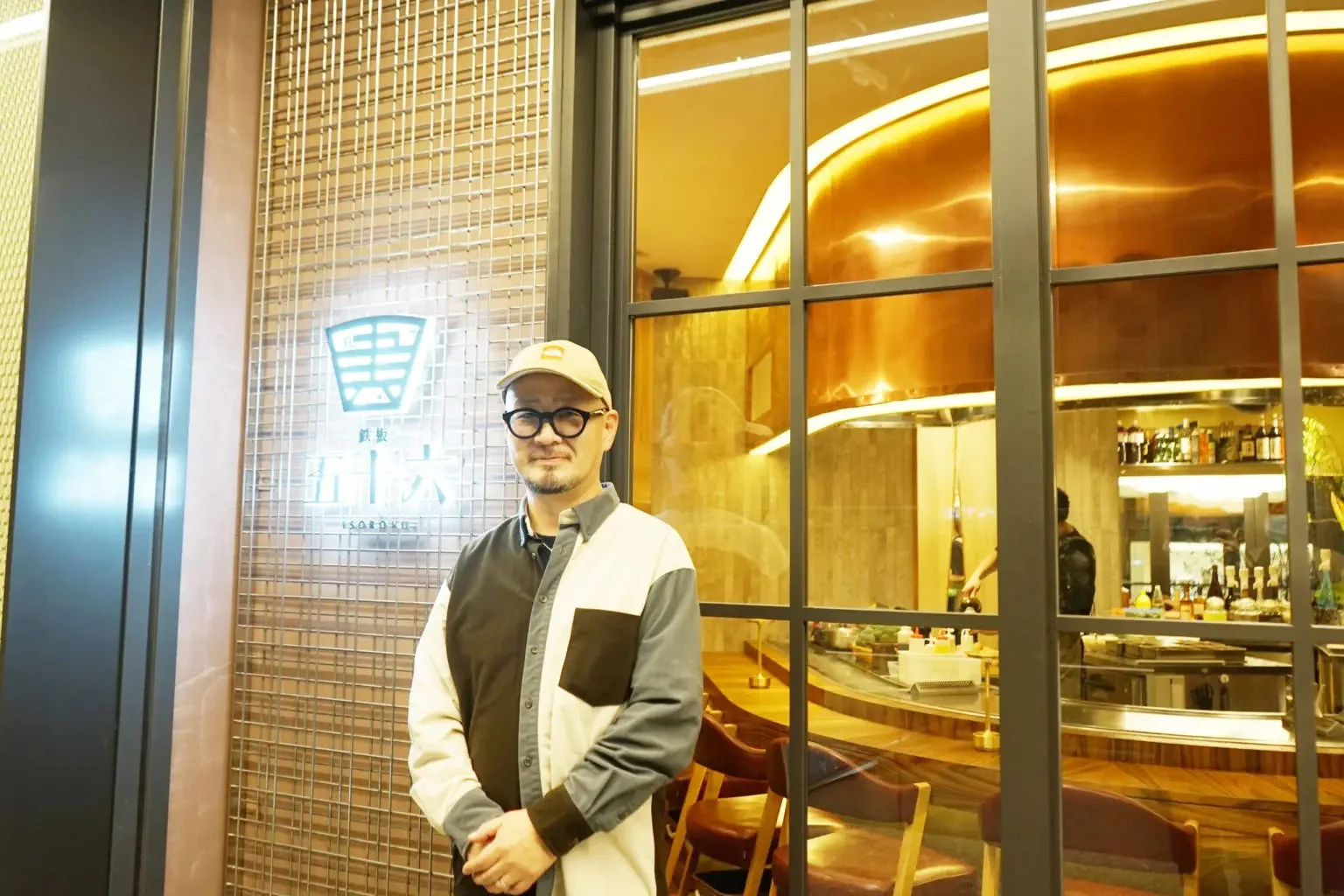 鉄板焼き店「壱六 ISOROKU」の店先に立つ男性