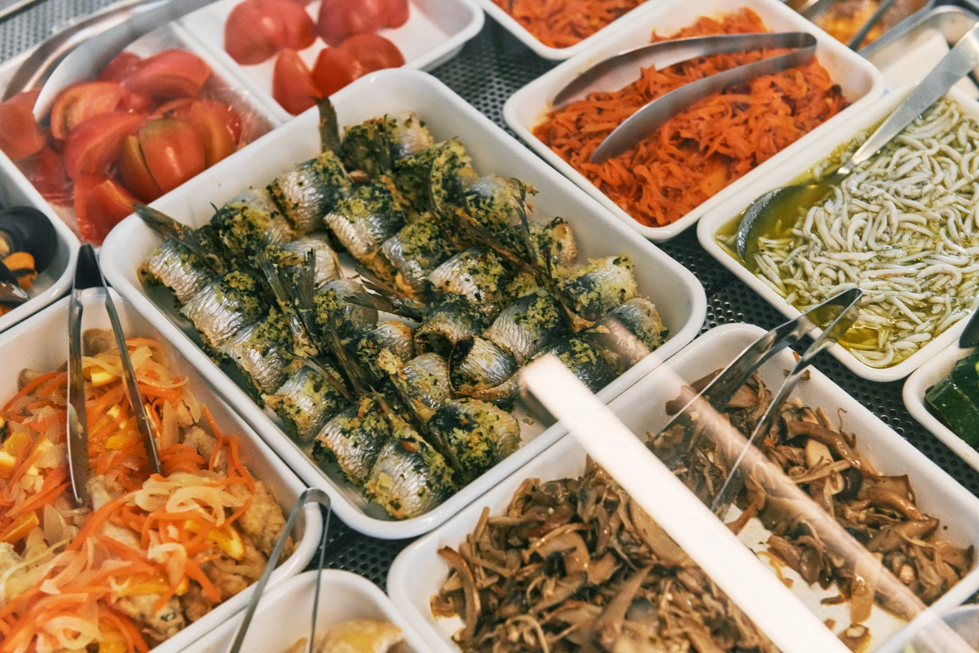 ビュッフェスタイルのデリカウンターに並べられた様々な惣菜