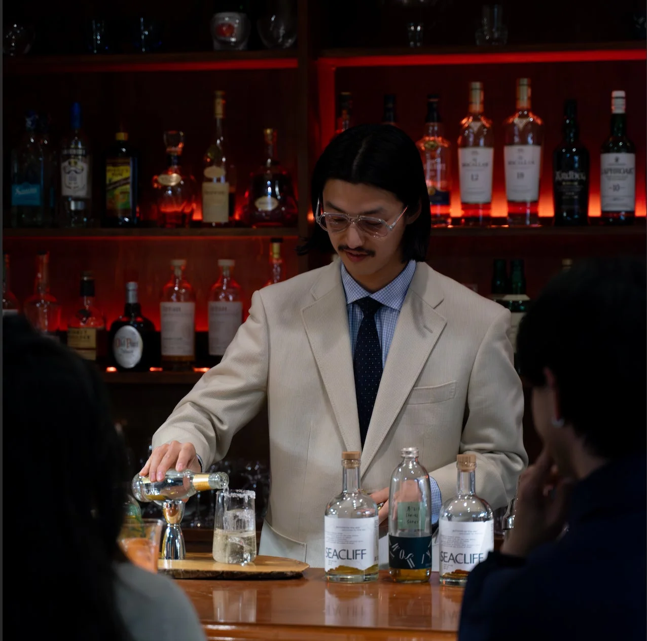 カクテルを作るバーテンダー