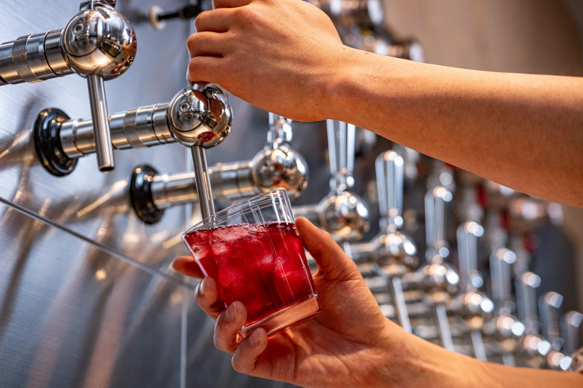 ドリンクを注ぐ手元