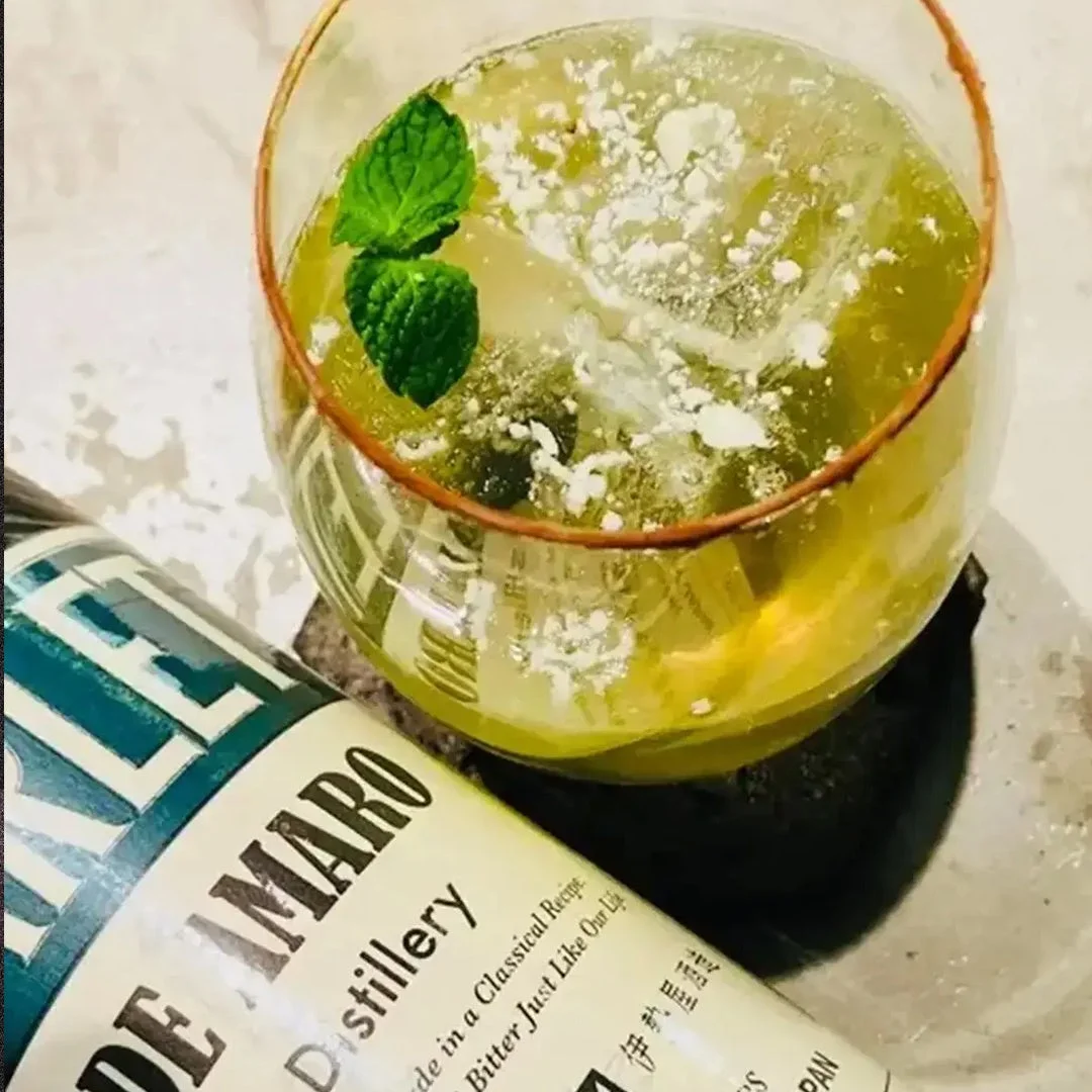 ミントと氷が入った緑色のカクテル