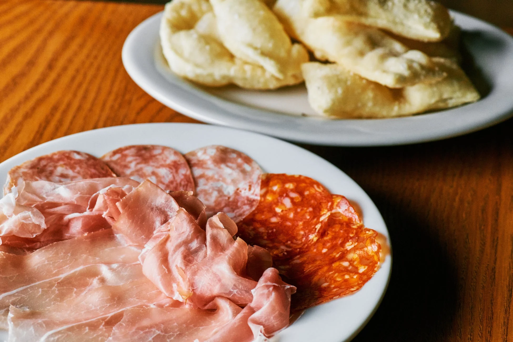 生ハムと揚げパンの盛り合わせ