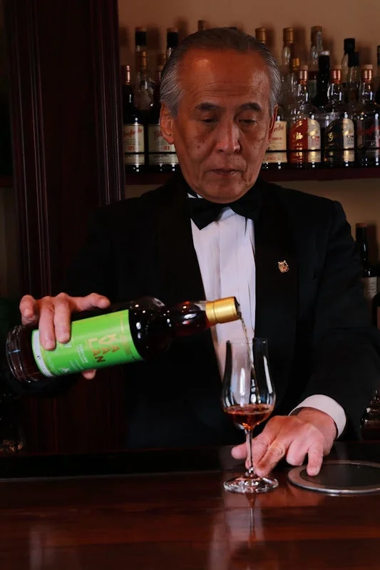 ウイスキーを注ぐ西田稔氏